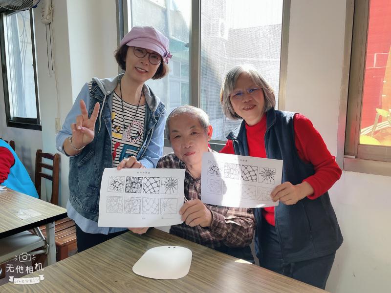 把孫子送去幼兒園後，趕快自己設計圖案，不然孫子回來也想一起畫。