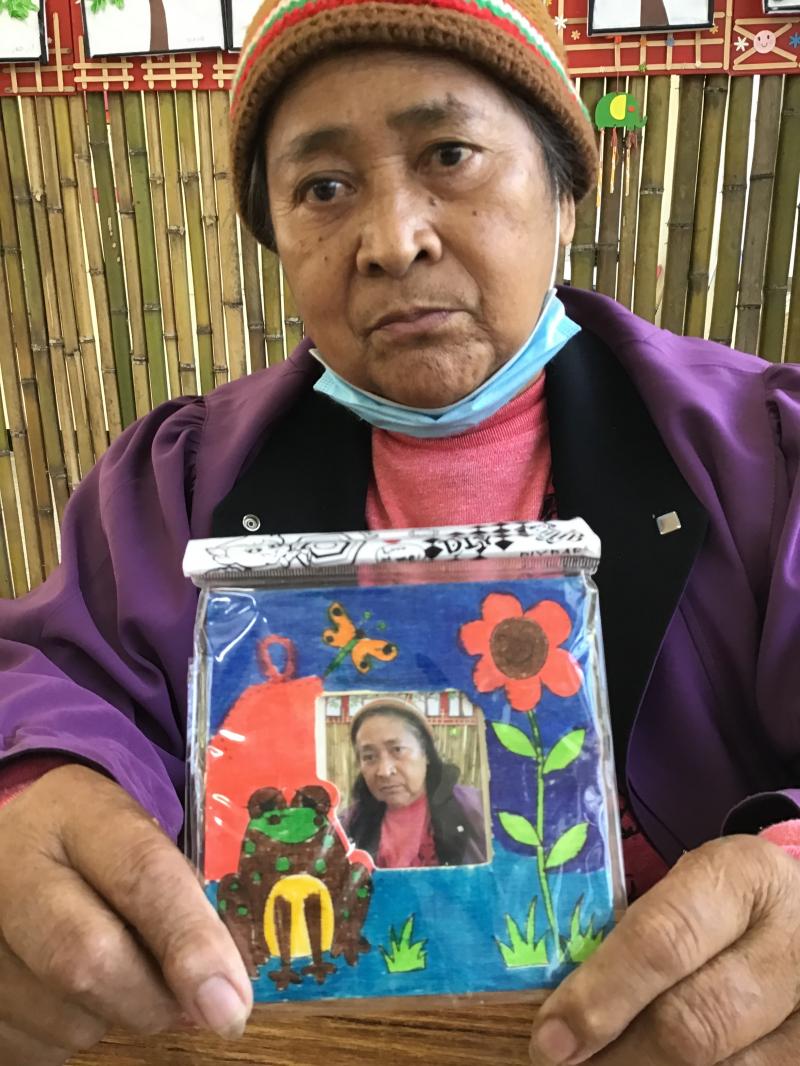 學員展示彩繪的相框