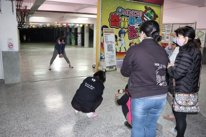 學員利用老師教授的借位拍攝取最佳位子。