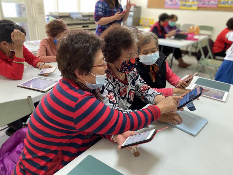 學員們互加好友