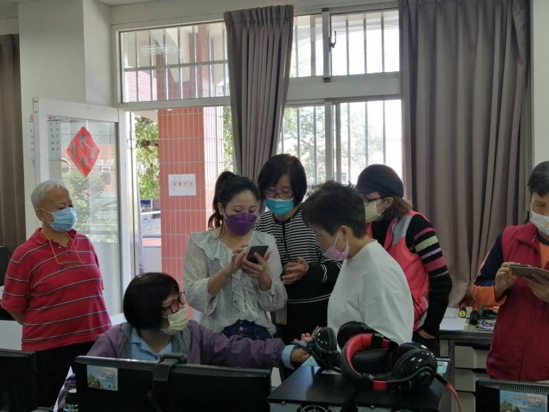 老師教導學員如何下載與使用健康管理ppt