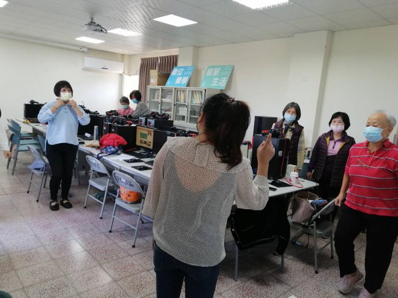 老師教導如何搭配肢體伸展，來活用app