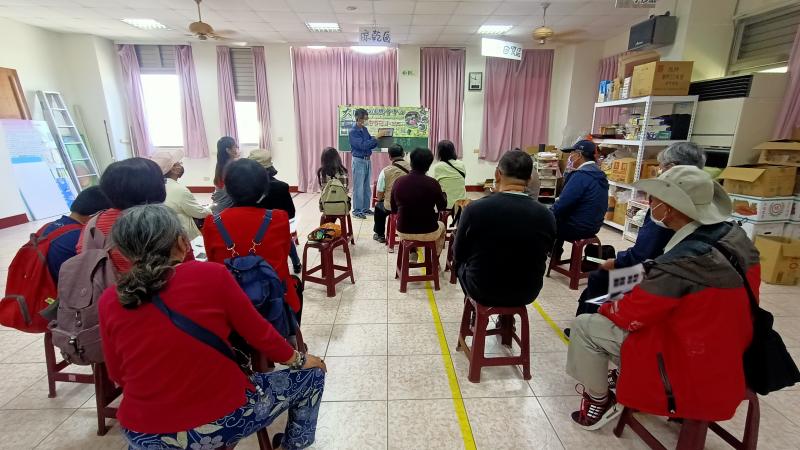 在地自然風華遊程紀實-學員認真聽課情形