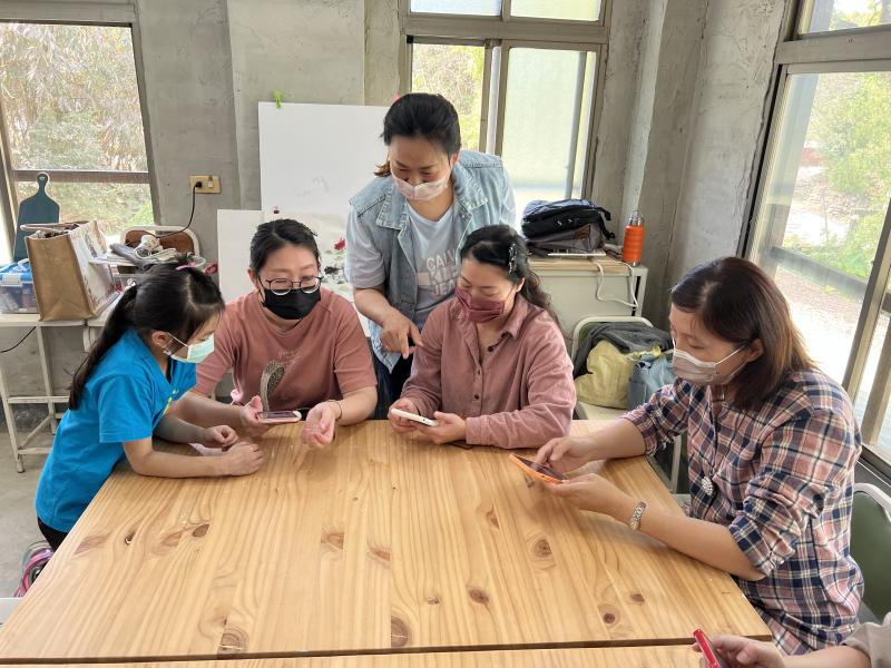 行動支付老師與學員學習互動照