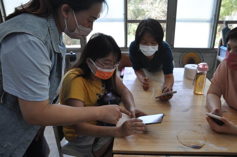 老師協助學員安裝各類行動支付APP