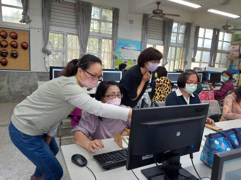 學員互相學習幫忙