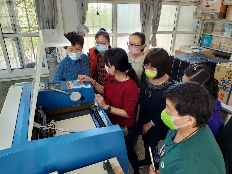 大家一起來認識雷雕機