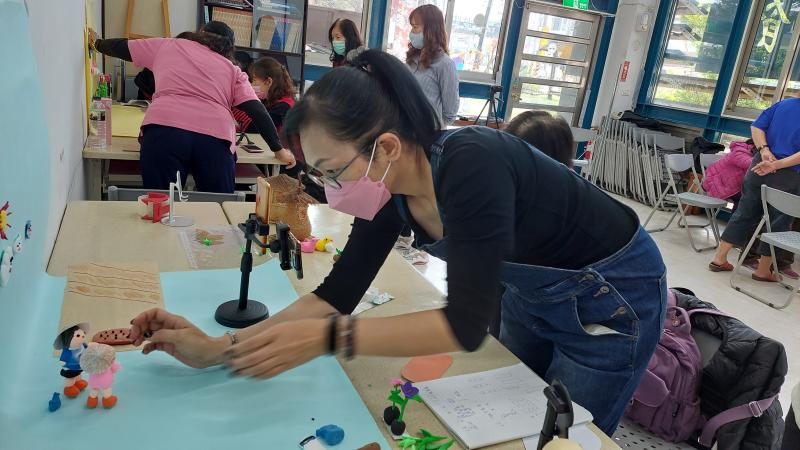 學員將素材編輯擺設