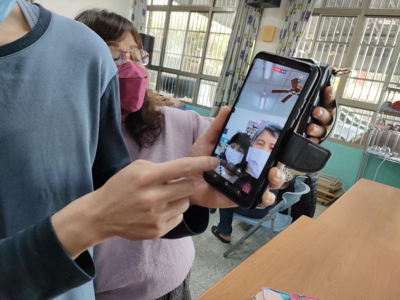 現場讓學員直播