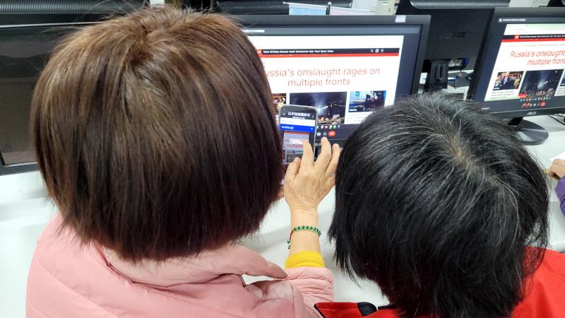 學員在實際操作如何使用Google翻譯軟體實時相片翻譯