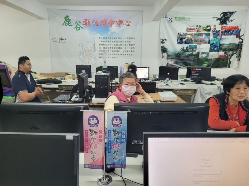 講師上課時分享旅遊中可使用的的手機APP來規畫行程