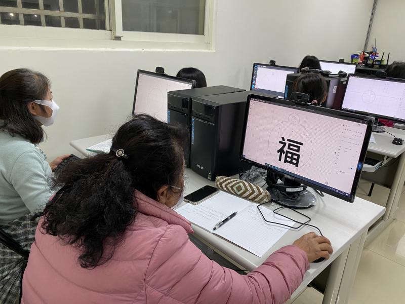 學員動手設計雷雕作品。