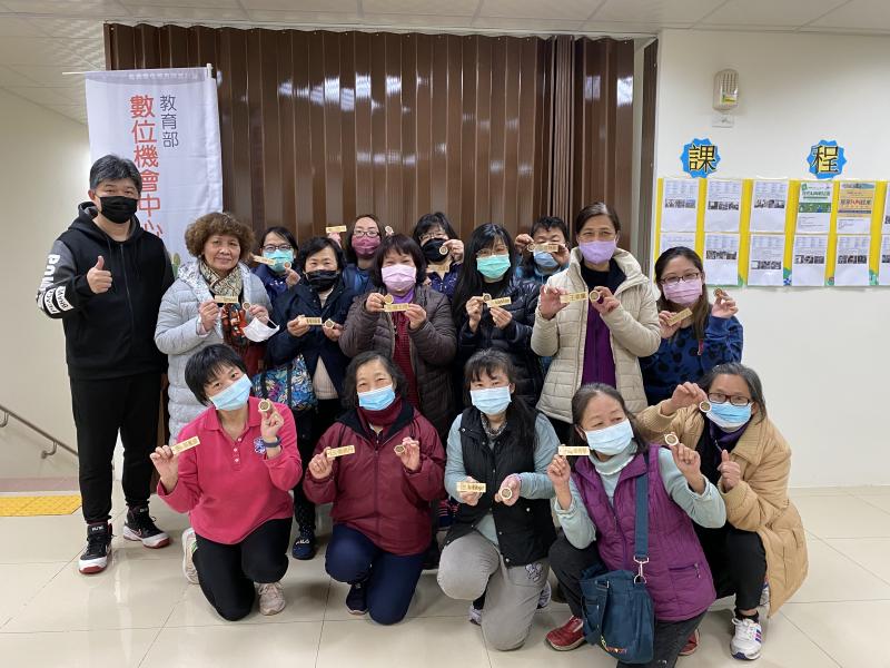 學員拿著雷雕作品大合照。