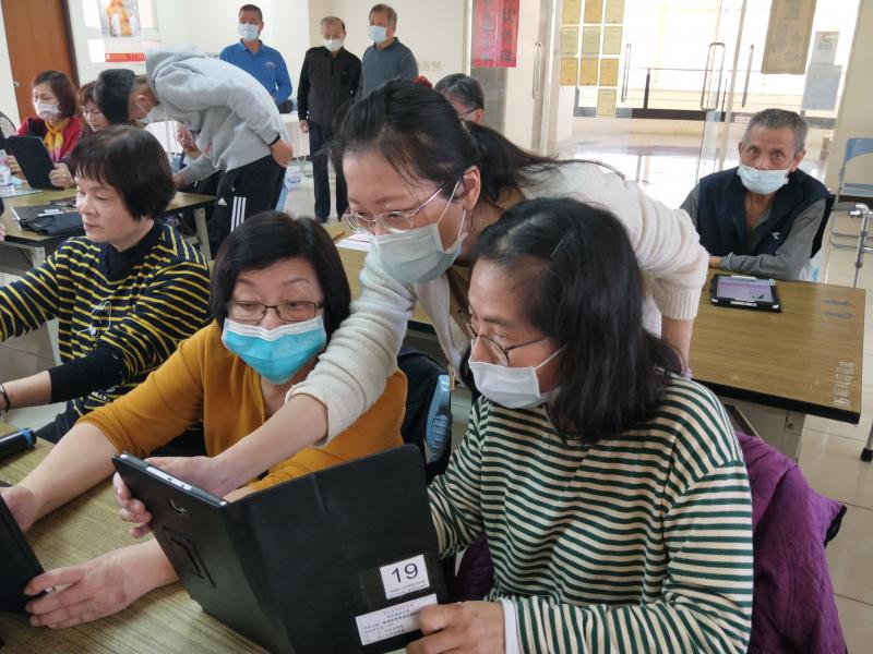 講師指導學員平板電腦