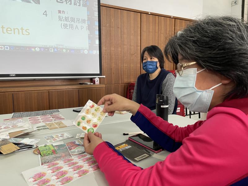 學員手拿講師提供樣本與講師溝通