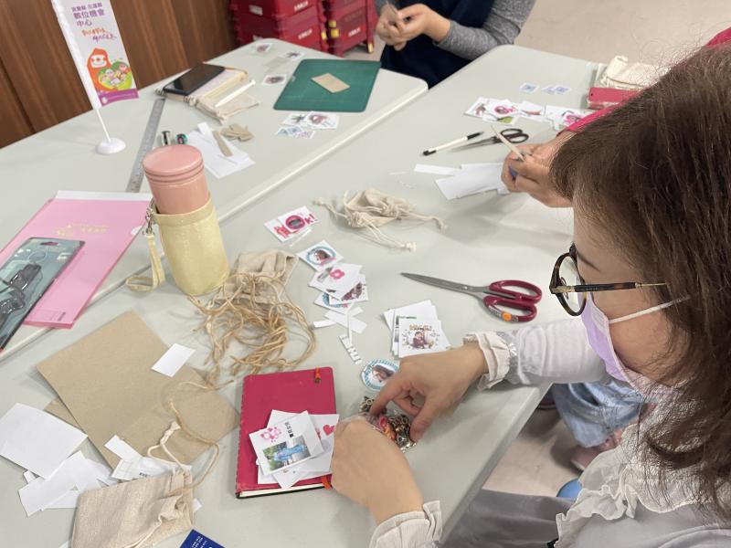 學員利用APP設計的商品LOGO貼紙