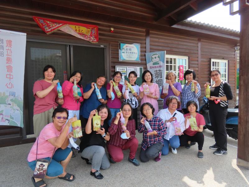 學員設計所完成的作品.用自己的親手做出在酒瓶上.是獨一無二的酒瓶燈  每個人臉上都是充滿著開心的笑臉