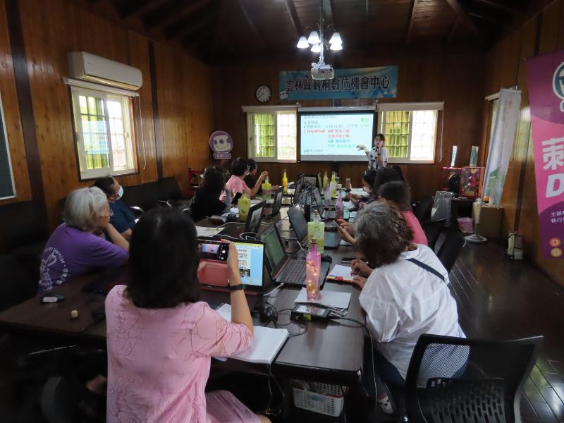 凡是總有第一次.操作平板電腦學習.對有些學員來說是一大難事.更不用說電腦上的 一些網站.老師先教學員們玩學習一把罩簡單的遊戲.剛開始都是說不會不會.由老師帶著 學員操作練習.一次.二次慢慢地就學會了.還說著好神奇喔!