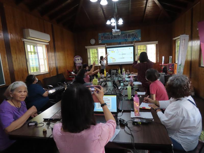 一個作品產生，是要經過多方面的思考、設計，慢慢的硏磨才能有所成品呈現出來  很認真的做筆記跟紀錄過程