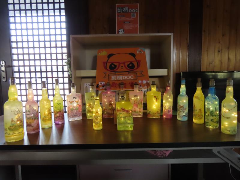 當作品完成時學員們臉上充滿著開心的笑容，那個過程就是學習的成果作品。