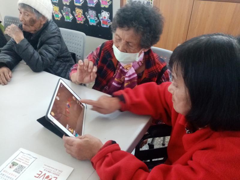 學員拿著平板操作線上遊戲