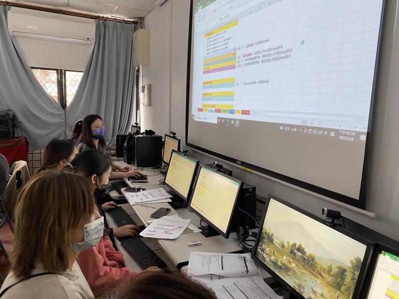 除了講解功能，老師也準備試題讓學員在課程中練習，以確保每位學員都有吸收到當中的技巧。