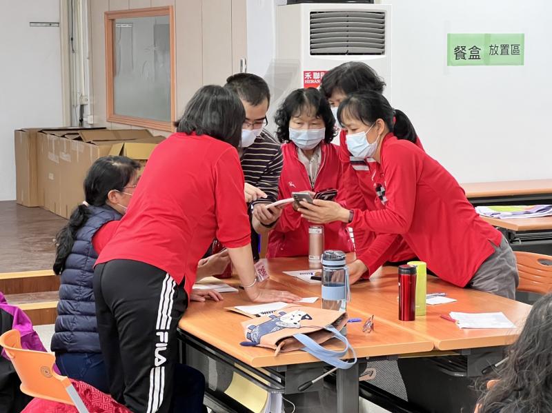 老師課堂上教導學員google meet設定流程