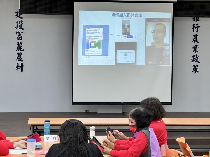 老師以自己為召集人由學員連結老師做視訊操作測試學員是否真的學會使用google meet
