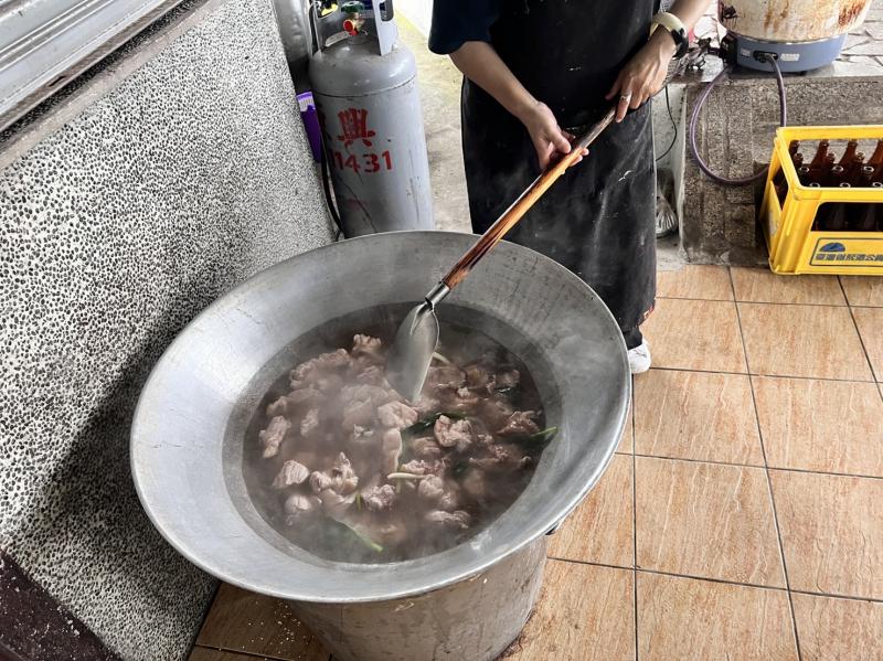 老師示範主菜（豬腳）的前期川燙處理去腥味