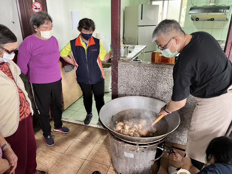 老師示範煸香豬腳