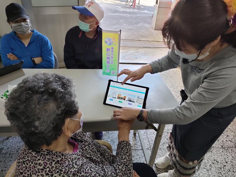 講師耐心指導第一次使用平板的學員