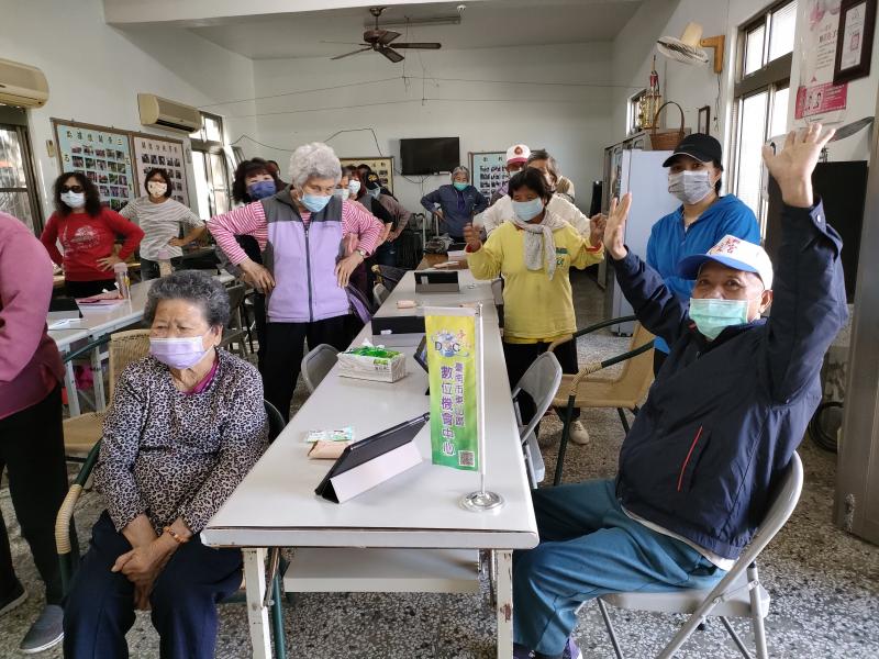 員學跟著健康app運動教學，一起做運動