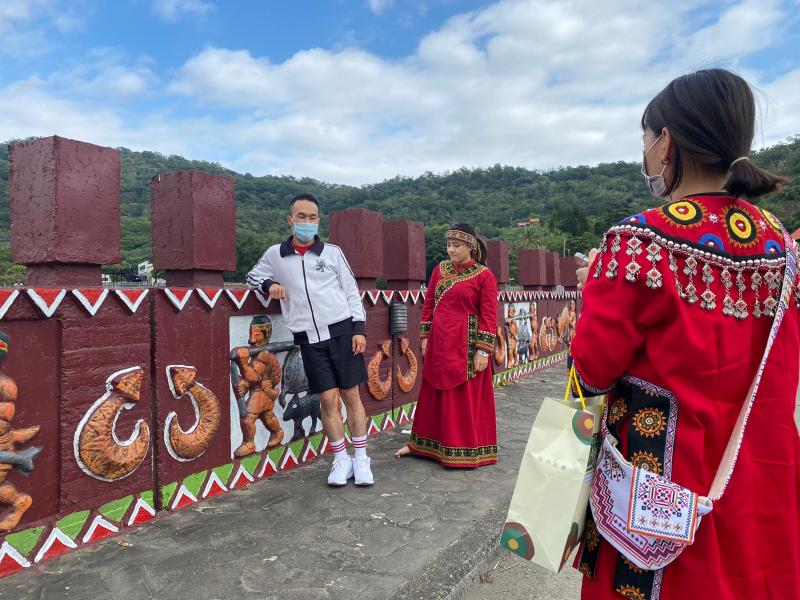 老師教如擺出網美姿勢