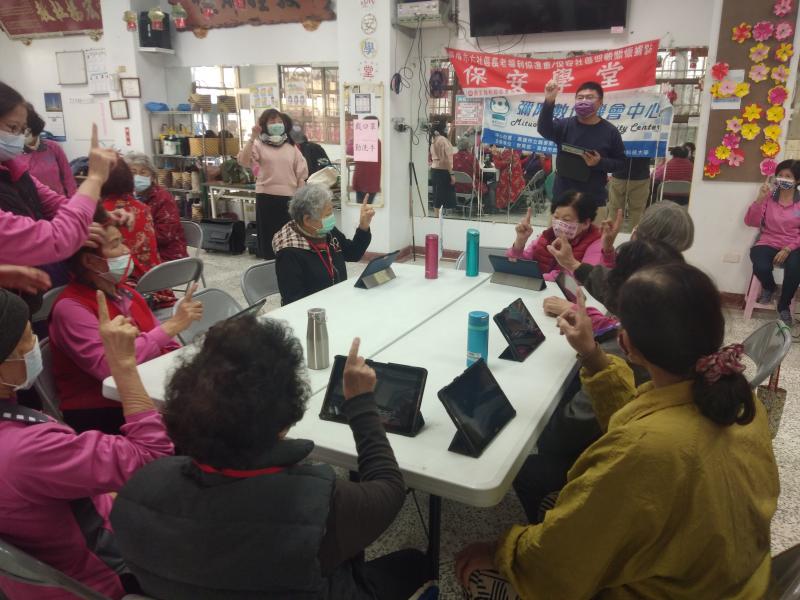 老師教導學員如何使用一指神功來使用平板