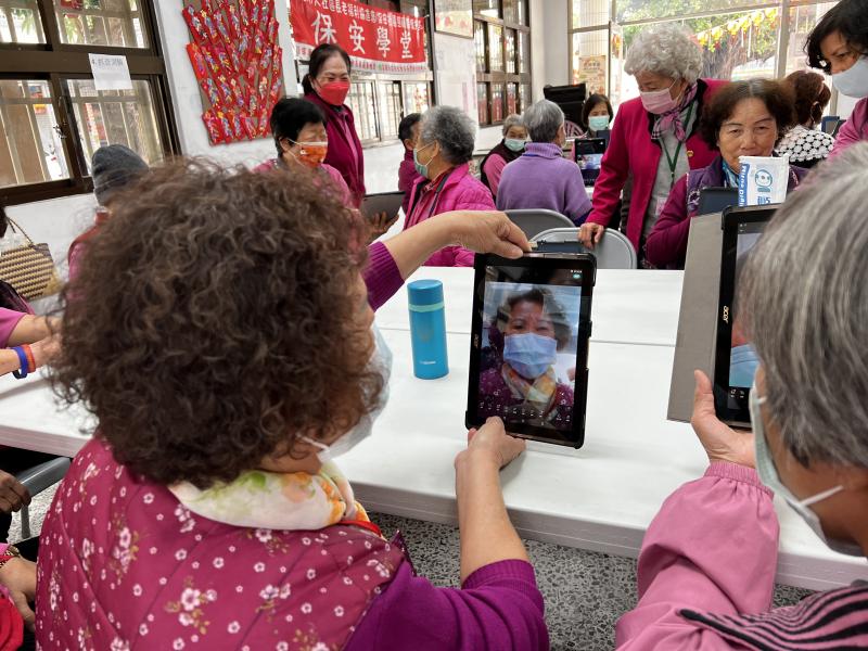 學員利用修圖軟體學習美肌