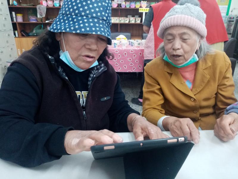 學員拿著平板操作線上遊戲