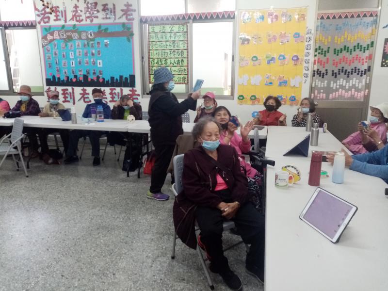 學員拿著平板進行錄製