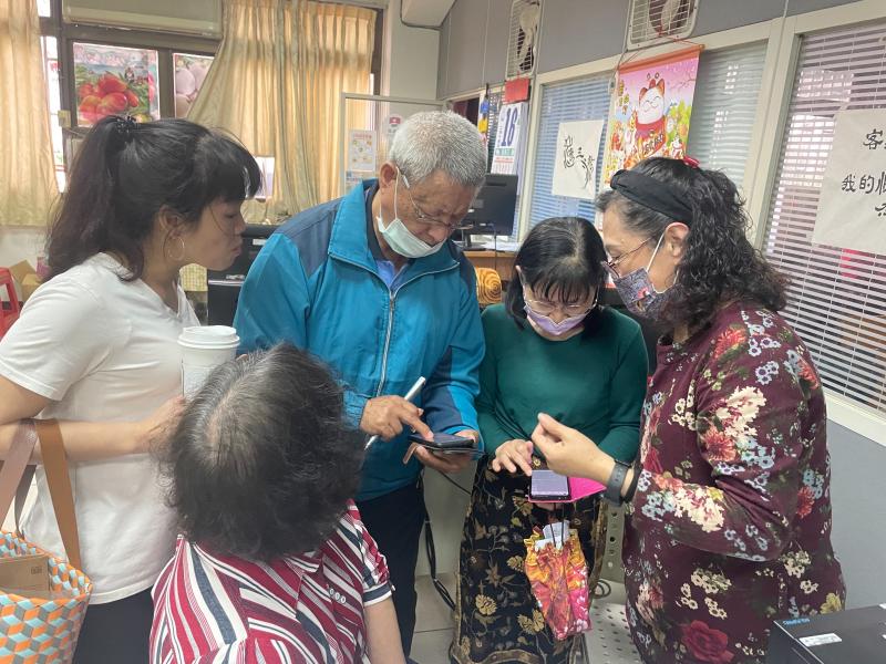 學習MEET的版型功能配置，上課簽到，學會舉手、發問，在視訊軟體中與講師互動，順利學會操作遠距會議課程。