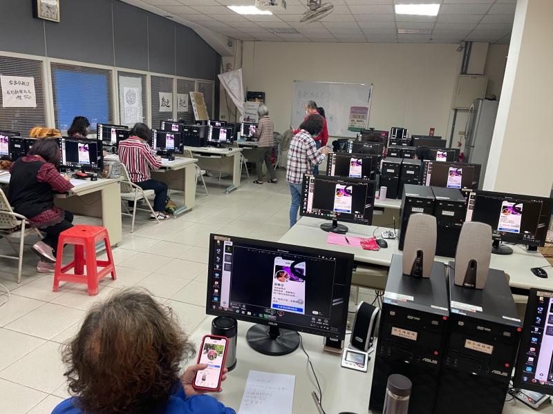 透過遠距課程的實際演練，社區樂齡們遠距數位能力提升，遠距教學Google Meet 操作使用，落實在各社區。