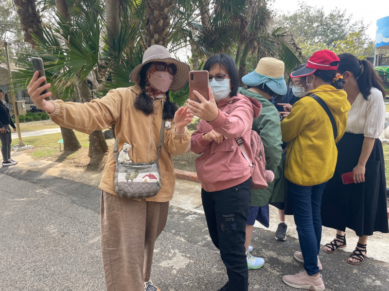 學員們互相討論研究如何做出美麗的成品