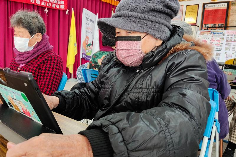 不管是找資料或看影片都可以在平板電腦上使用，真是太方便了。