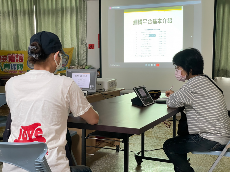 學員認真的聽講師說明哪些地方需要特別注意