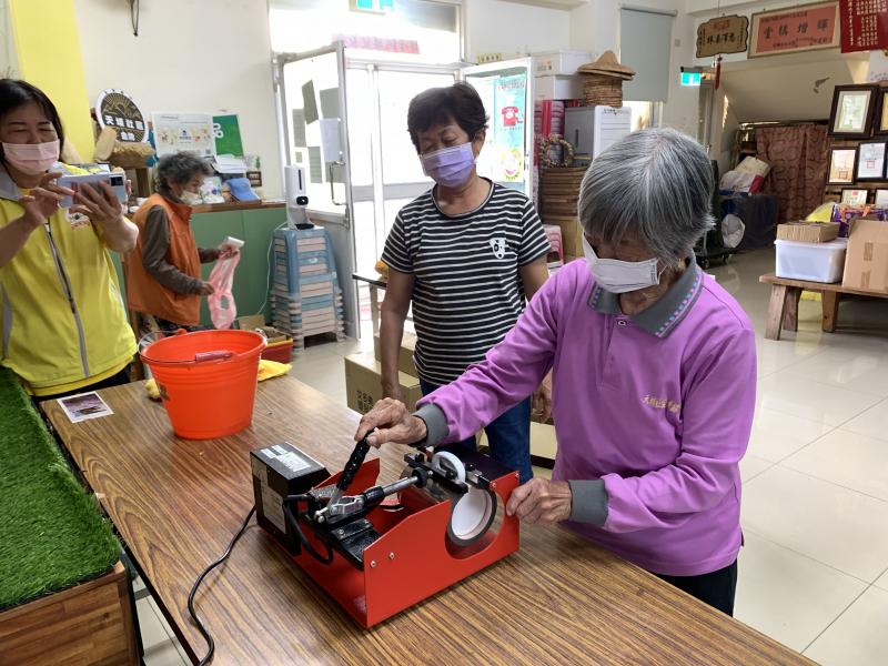 讓長者實際操作馬克杯轉印機