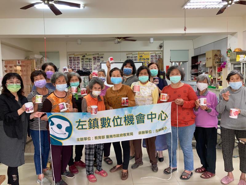 開心的與成品來個大合照喔!!