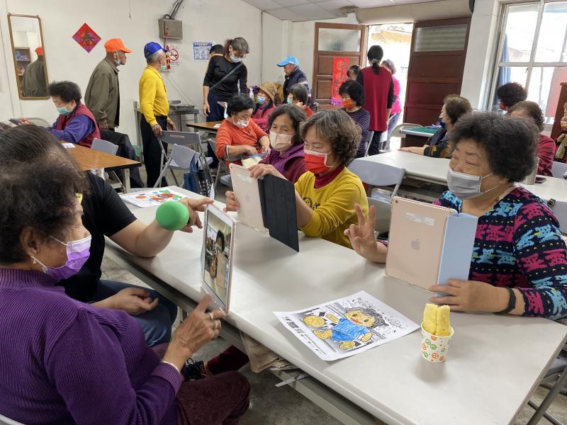 學員們互相用平板幫彼此拍照