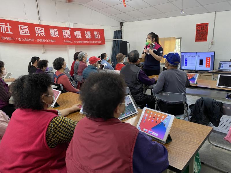 講師教大家平板的開關按鍵