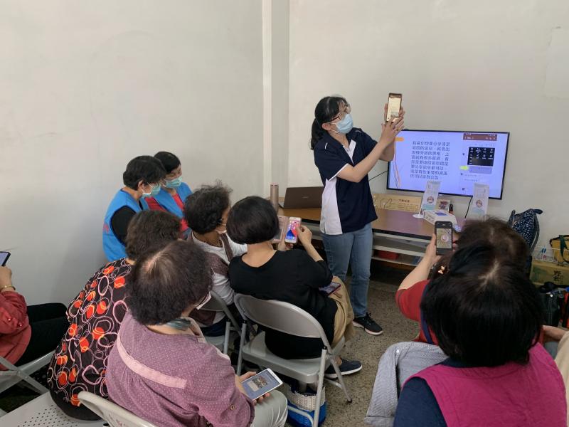 學員跟著講師一起操作使用。