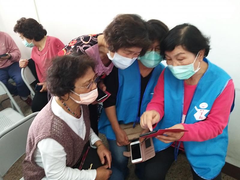 學員一起研究學習如何操作使用