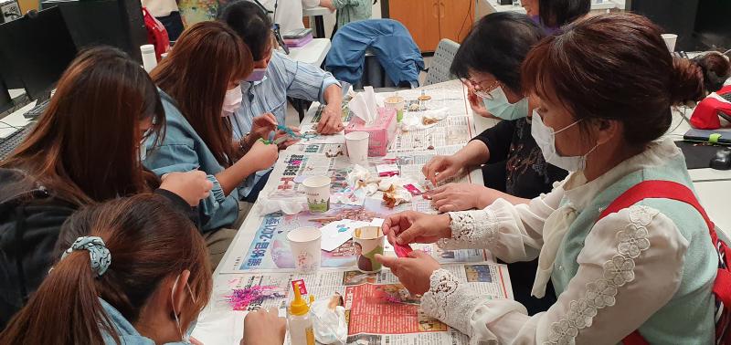 學員DIY體驗加工鑰匙圈認真黏貼情形.