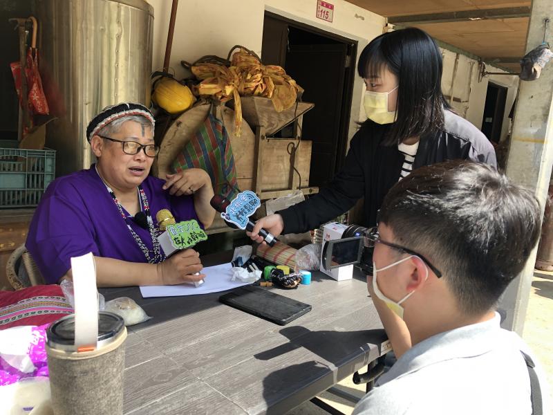 溪口部落的愛加倍常務理事，分享對於泰雅小米文化的記憶，以及參與祭典的心情。